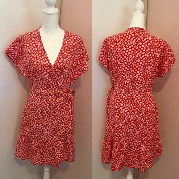 Old Navy Dresses & Skirts - Red and white floral wrap dress